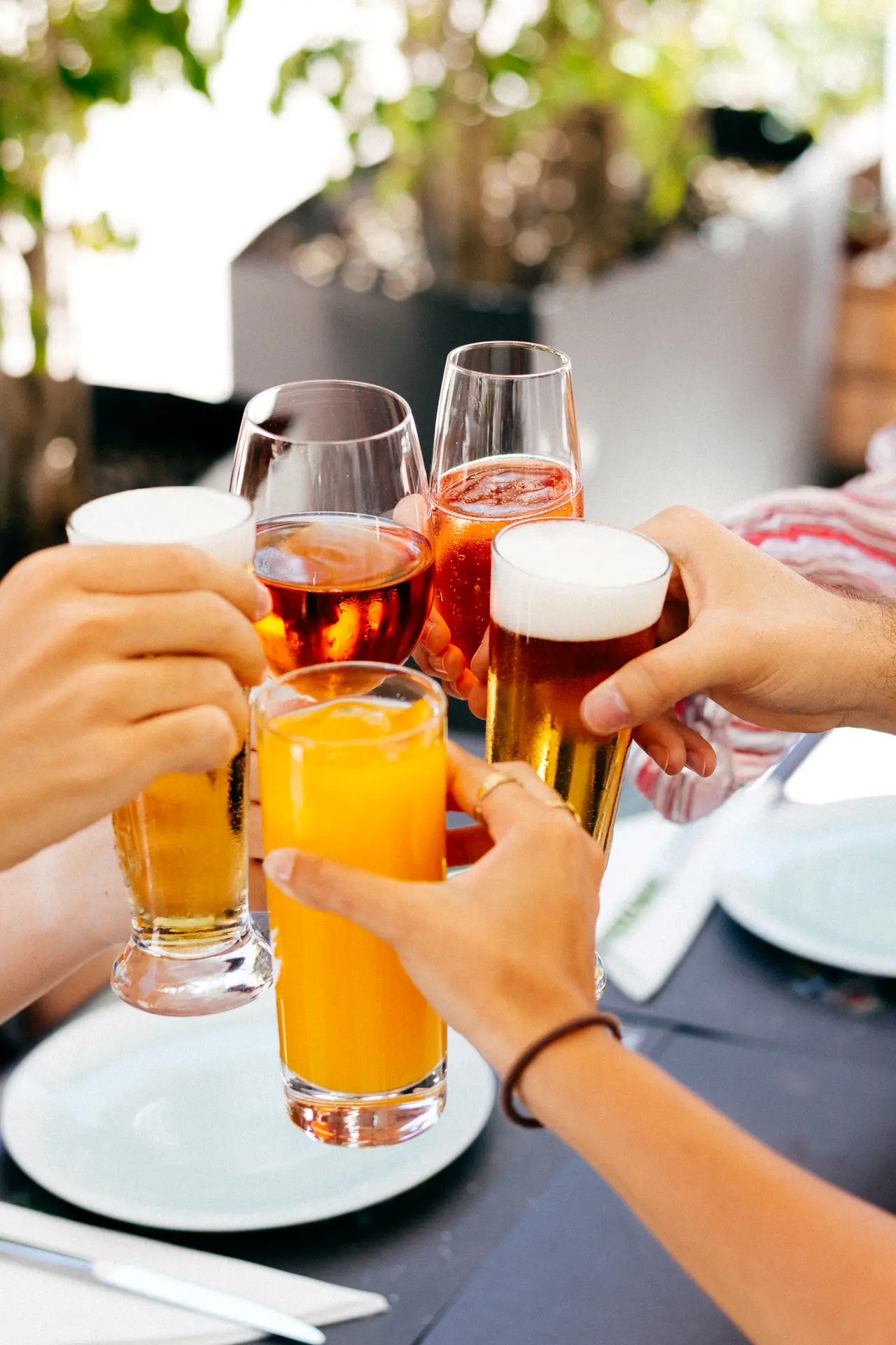 Brinde com cerveja, sumo e cocktails na esplanada